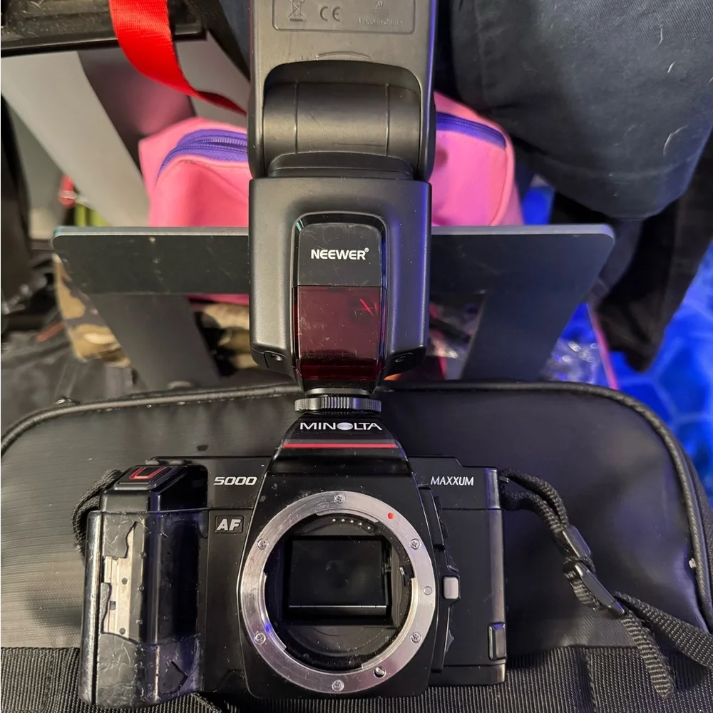 Minolta Maxxum 5000 Camera with Neewer Flash - Black